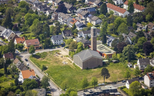 Aerial view, church and kindergarten Lindenhof, Saarn - West, Mülheim an der Ruhr, Ruhr area, North Rhine-Westphalia, Germany, place of worship, DE, Europe, religious community, place of worship, holy place, kindergarten, day care centre, day care centre for children, church, church community, day care centre, denomination, aerial view, aerial photography, aerial photography, religion, religious site, overview, bird's-eye view, overview