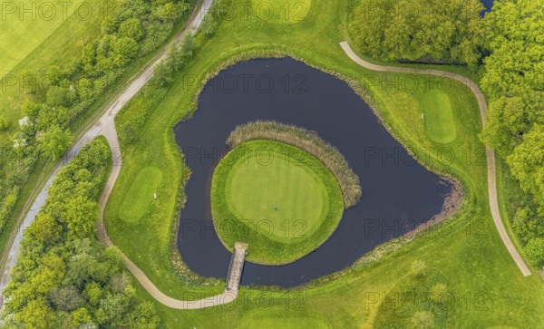 Aerial view, golf course golf club Mülheim an der Ruhr, golf course in the pond, Saarn - Süd, Mülheim an der Ruhr, Ruhr area, North Rhine-Westphalia, Germany, DE, Europe, shapes and colours, golf, golf course, golf club, golf course, golf meadow, aerial view, aerial photography, aerial photography, sports, overview, bird's-eye view, overview, bunker, pond, green, golfer, golfer