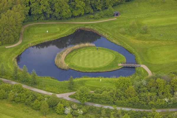 Aerial view, golf course golf club Mülheim an der Ruhr, golf course in the pond, Saarn - Süd, Mülheim an der Ruhr, Ruhr area, North Rhine-Westphalia, Germany, DE, Europe, shapes and colours, golf, golf course, golf club, golf course, golf meadow, aerial view, aerial photography, aerial photography, sports, overview, bird's-eye view, overview, bunker, pond, green, golfer, golfer