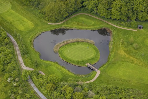 Aerial view, golf course golf club Mülheim an der Ruhr, golf course in the pond, Saarn - Süd, Mülheim an der Ruhr, Ruhr area, North Rhine-Westphalia, Germany, DE, Europe, shapes and colours, golf, golf course, golf club, golf course, golf meadow, aerial view, aerial photography, aerial photography, sports, overview, bird's-eye view, overview, bunker, pond, green, golfer, golfer