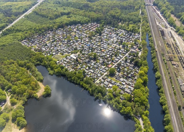 Aerial photo, leisure domicile Entenfangsee, permanent campers, Am Entenfang, Saarn - Süd, Mülheim an der Ruhr, Ruhr area, North Rhine-Westphalia, Germany, camping, camping facility, camping houses, camping mobile, camping site, DE, Entenfang settlement, Europe, leisure, hobby, aerial photography, aerial photography, aerial photography, lake, overview, bird's-eye view, forest area, motorhome, caravan, birds-eyes view, overview