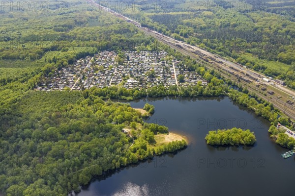 Aerial photo, leisure domicile Entenfangsee, permanent campers, Am Entenfang, Saarn - Süd, Mülheim an der Ruhr, Ruhr area, North Rhine-Westphalia, Germany, camping, camping facility, camping houses, camping mobile, camping site, DE, Entenfang settlement, Europe, leisure, hobby, aerial photography, aerial photography, aerial photography, lake, overview, bird's-eye view, forest area, motorhome, caravan, birds-eyes view, overview