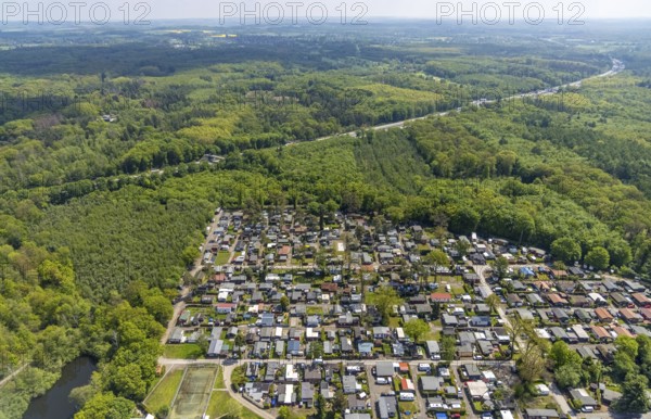 Aerial photo, leisure domicile Entenfangsee, permanent campers, Am Entenfang, Saarn - Süd, Mülheim an der Ruhr, Ruhr area, North Rhine-Westphalia, Germany, camping, camping facility, camping houses, camping mobile, camping site, DE, Entenfang settlement, Europe, leisure, hobby, aerial photo, aerial photography, aerial photography, overview, bird's eye view, forest area, motorhome, caravan, birds-eyes view, overview