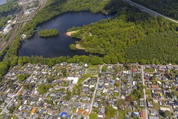 Aerial photo, leisure domicile Entenfangsee, permanent campers, Am Entenfang, Saarn - Süd, Mülheim an der Ruhr, Ruhr area, North Rhine-Westphalia, Germany, camping, camping facility, camping houses, camping mobile, camping site, DE, Entenfang settlement, Europe, leisure, hobby, aerial photography, aerial photography, aerial photography, lake, overview, bird's-eye view, forest area, motorhome, caravan, birds-eyes view, overview