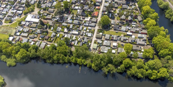 Aerial photo, leisure domicile Entenfangsee, permanent campers, Am Entenfang, Saarn - Süd, Mülheim an der Ruhr, Ruhr area, North Rhine-Westphalia, Germany, camping, camping facility, camping houses, camping mobile, camping site, DE, Entenfang settlement, Europe, leisure, hobby, aerial photography, aerial photography, aerial photography, lake, overview, bird's eye view, motorhome, caravan, birds-eyes view, overview