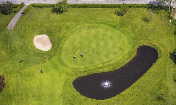 Aerial view, golf course golf club Mülheim an der Ruhr, Saarn - Süd, Mülheim an der Ruhr, Ruhr area, North Rhine-Westphalia, Germany, DE, Europe, shapes and colours, golf, golf course, golf club, golf course, golf meadow, aerial view, aerial photography, aerial photography, sports, overview, bird's-eye view, overview, bunker, pond, green, golf player, golfer