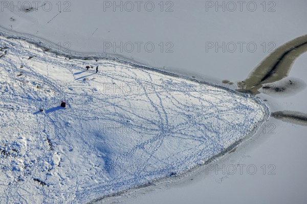 Aerial view, children playing in the snow at the Möhnesee, Delecke, Möhnesee, Sauerland, North Rhine-Westphalia, Germany, DE, Europe, aerial view, aerial photography, aerial photography, cracks in the ice, snow, overview, bird's eye view, winter at the Möhnesee, winter landscape, birds-eyes view, overview