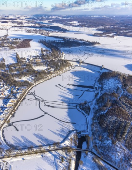 Aerial view, Möhnetalsperre and dam wall in the snow, Günne, Möhnesee, Sauerland, North Rhine-Westphalia, Germany, DE, Europe, aerial view, aerial photography, aerial photography, cracks in the ice, snow, lake, dam wall, overview, bird's eye view, winter at Möhnesee, winter landscape, birds-eyes view, overview