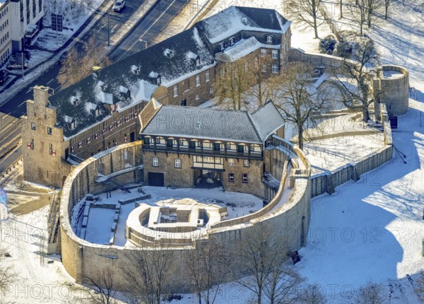 Aerial view, Broich Castle, Old Town II, Mülheim an der Ruhr, Ruhr area, North Rhine-Westphalia, Germany, castle, castle complex, DE, Darlington Park, Europe, aerial view, aerial photography, aerial photography, MüGa - Mülheims Garten an der Ruhr, park, castle, castle complex, castle park, snow, overview, bird's-eye view, winter, birds-eyes view, overview