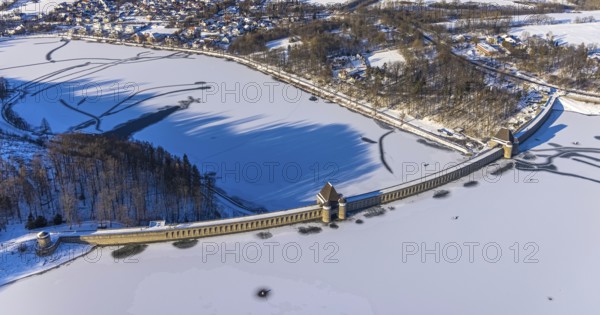 Aerial view, Möhnetalsperre and dam wall in the snow, Günne, Möhnesee, Sauerland, North Rhine-Westphalia, Germany, DE, Europe, aerial view, aerial photography, aerial photography, cracks in the ice, snow, lake, dam wall, overview, bird's eye view, winter at Möhnesee, winter landscape, birds-eyes view, overview