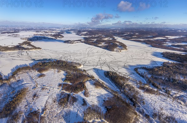 Aerial view, forest area Südlicher Randweg and Möhnesee, Brüningsen, Möhnesee, Sauerland, North Rhine-Westphalia, Germany, mountains and valleys, DE, Europe, distant view, hilly landscape, aerial view, aerial photography, aerial photography, cracks in the ice, snow, lake, overview, bird's eye view, winter at Möhnesee, winter landscape, birds-eyes view, overview