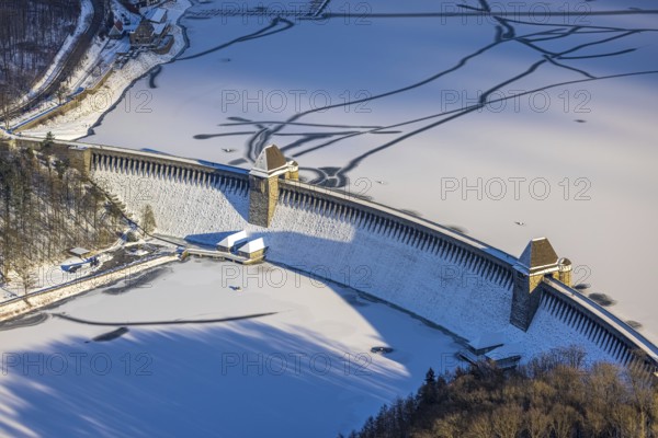 Aerial view, Möhnetalsperre and dam wall in the snow, Günne, Möhnesee, Sauerland, North Rhine-Westphalia, Germany, DE, Europe, aerial view, aerial photography, aerial photography, cracks in the ice, snow, lake, dam wall, overview, bird's eye view, winter at Möhnesee, winter landscape, birds-eyes view, overview