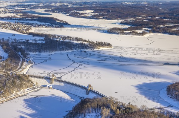 Aerial view, Möhnetalsperre and dam wall in the snow, Günne, Möhnesee, Sauerland, North Rhine-Westphalia, Germany, DE, Europe, aerial view, aerial photography, aerial photography, cracks in the ice, snow, lake, dam wall, overview, bird's eye view, winter at Möhnesee, winter landscape, birds-eyes view, overview