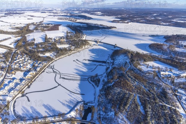 Aerial view, Möhnetalsperre and dam wall in the snow, Günne, Möhnesee, Sauerland, North Rhine-Westphalia, Germany, DE, Europe, aerial view, aerial photography, aerial photography, cracks in the ice, snow, lake, dam wall, overview, bird's eye view, winter at Möhnesee, winter landscape, birds-eyes view, overview