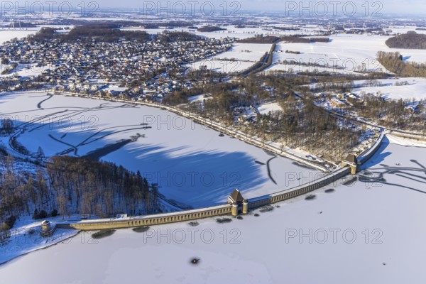 Aerial view, Möhnetalsperre and dam wall in the snow, Günne, Möhnesee, Sauerland, North Rhine-Westphalia, Germany, DE, Europe, aerial view, aerial photography, aerial photography, cracks in the ice, snow, lake, dam wall, overview, bird's eye view, winter at Möhnesee, winter landscape, birds-eyes view, overview