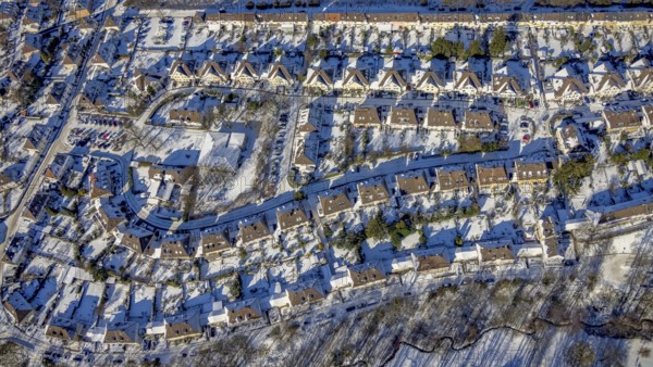 Aerial view, workers' housing estate, Heimaterde housing estate, Theodor-Suhnel-Straße, Heißen - Süd, Mülheim an der Ruhr, Ruhr area, North Rhine-Westphalia, Germany, DE, single-family homes, Europe, property tax, real estate, aerial view, aerial photography, aerial photography, multi-family housing estate, multi-family houses, terraced houses, snow, overview, bird's-eye view, winter, housing estate, housing and living, residential area, residential houses, quality of living, residential neighbourhood, housing estate, birds-eyes view, overview, particularly beautiful housing estate, monument protection