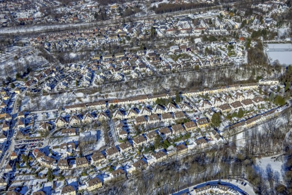 Aerial view, workers' housing estate, Heimaterde housing estate, Theodor-Suhnel-Straße, Heißen - Süd, Mülheim an der Ruhr, Ruhr area, North Rhine-Westphalia, Germany, DE, single-family homes, Europe, property tax, real estate, aerial view, aerial photography, aerial photography, multi-family housing estate, multi-family houses, terraced houses, snow, overview, bird's-eye view, winter, housing estate, housing and living, residential area, residential houses, quality of living, residential neighbourhood, housing estate, birds-eyes view, overview, particularly beautiful housing estate, monument protection