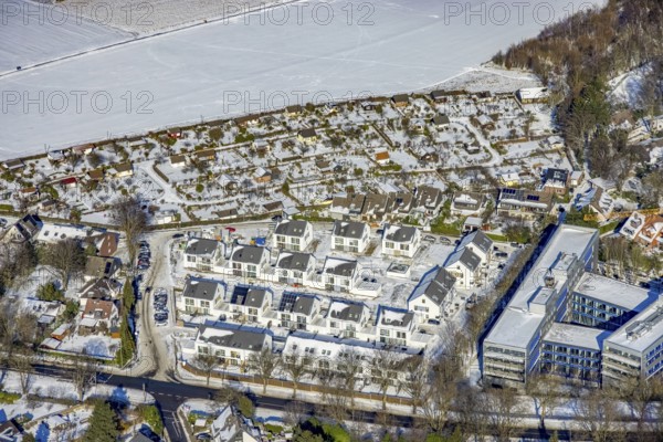 Aerial view, construction site new housing estate Theo-Wüllenkemper-Straße, office property Parsevalstraße, Holthausen - Südost, Mülheim an der Ruhr, Ruhr area, North Rhine-Westphalia, Germany, DE, Deutsche Telekom AG, single-family homes, Europe, property tax, real estate, aerial view, aerial photography, aerial photography, terraced houses, snow, overview, bird's-eye view, winter, residential complex, living and living, residential area, residential buildings, residential quality, residential neighbourhood, housing estate, birds-eyes view, overview
