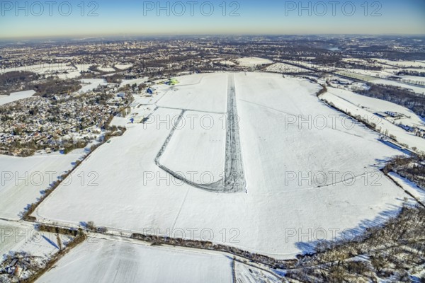 Aerial photo, Airport Essen / Mülheim in winter, Menden and Ickten, Mülheim an der Ruhr, Ruhr area, North Rhine-Westphalia, Germany, DE, Europe, flight emission, airport, aircraft noise, airfield, runway, aerial photograph, aerial photography, aerial photography, snow, runway, overview, bird's eye view, winter, birds-eyes view, overview