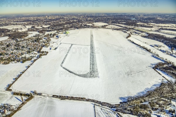 Aerial photo, Airport Essen / Mülheim in winter, Menden and Ickten, Mülheim an der Ruhr, Ruhr area, North Rhine-Westphalia, Germany, DE, Europe, flight emission, airport, aircraft noise, airfield, runway, aerial photograph, aerial photography, aerial photography, snow, runway, overview, bird's eye view, winter, birds-eyes view, overview
