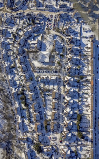 Aerial view, workers' housing estate, Heimaterde housing estate, Theodor-Suhnel-Straße, Heißen - Süd, Mülheim an der Ruhr, Ruhr area, North Rhine-Westphalia, Germany, DE, single-family homes, Europe, property tax, real estate, aerial view, aerial photography, aerial photography, multi-family housing estate, multi-family houses, terraced houses, snow, overview, bird's-eye view, winter, housing estate, housing and living, residential area, residential houses, quality of living, residential neighbourhood, housing estate, birds-eyes view, overview, particularly beautiful housing estate, monument protection