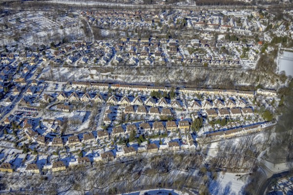 Aerial view, workers' housing estate, Heimaterde housing estate, Theodor-Suhnel-Straße, Heißen - Süd, Mülheim an der Ruhr, Ruhr area, North Rhine-Westphalia, Germany, DE, single-family homes, Europe, property tax, real estate, aerial view, aerial photography, aerial photography, multi-family housing estate, multi-family houses, terraced houses, snow, overview, bird's-eye view, winter, housing estate, housing and living, residential area, residential houses, quality of living, residential neighbourhood, housing estate, birds-eyes view, overview, particularly beautiful housing estate, monument protection