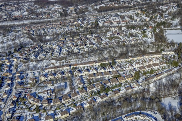 Aerial view, workers' housing estate, Heimaterde housing estate, Theodor-Suhnel-Straße, Heißen - Süd, Mülheim an der Ruhr, Ruhr area, North Rhine-Westphalia, Germany, DE, single-family homes, Europe, property tax, real estate, aerial view, aerial photography, aerial photography, multi-family housing estate, multi-family houses, terraced houses, snow, overview, bird's-eye view, winter, housing estate, housing and living, residential area, residential houses, quality of living, residential neighbourhood, housing estate, birds-eyes view, overview, particularly beautiful housing estate, monument protection