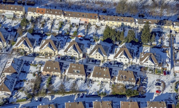 Aerial view, workers' housing estate, Heimaterde housing estate, Theodor-Suhnel-Straße, Heißen - Süd, Mülheim an der Ruhr, Ruhr area, North Rhine-Westphalia, Germany, DE, single-family homes, Europe, property tax, real estate, aerial view, aerial photography, aerial photography, multi-family housing estate, multi-family houses, terraced houses, snow, overview, bird's-eye view, winter, housing estate, housing and living, residential area, residential houses, quality of living, residential neighbourhood, housing estate, birds-eyes view, overview, particularly beautiful housing estate, monument protection