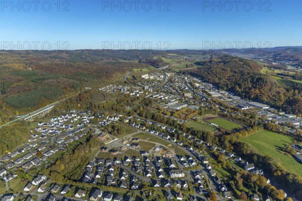 Aerial view, new development area Ziegelei II with children's garden in wooden construction in Meschede-Stadt in Meschede, Sauerland, North Rhine-Westphalia, Germany, motorway A46, bridge, DE, Europe, property tax, real estate, kindergarten, day care centre, day care centre, day nursery, aerial view, aerial photography, aerial photography, Meschede, Fulmecke viaduct, overview, bird's-eye view, residential complex, living and life, residential area, residential buildings, residential quality, residential quarter, housing estate, birds-eyes view, overview