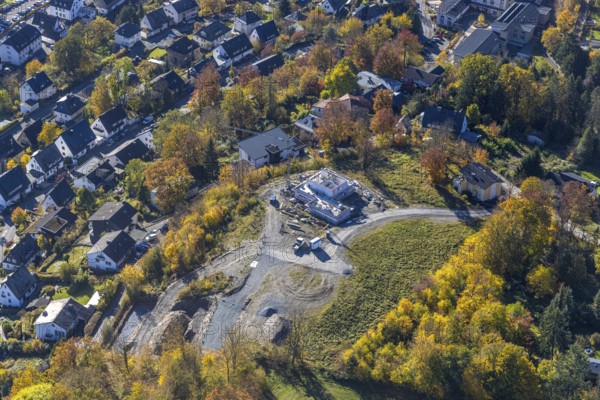 Aerial view, construction site with new building Unterm Hasenfeld in Meschede-Stadt in Meschede, Sauerland, North Rhine-Westphalia, Germany, construction work, construction area, construction site, building plots, construction project, construction site, DE, Europe, aerial view, aerial photography, aerial photography, Meschede, new building, overview, bird's-eye view, overview