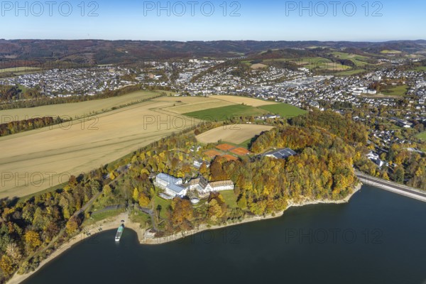 Aerial view, Welcome Hotel Meschede am Hennesee in the district Berghausen in Meschede, Sauerland, North Rhine-Westphalia, Germany, DE, Europe, gastronomy, autumn colours, autumn forest, autumn forest colours, hotel, hotel facilities, hotel business, aerial view, aerial photography, aerial photography, Meschede, overview, bird's eye view, birds-eyes view, autumnal forest, overview