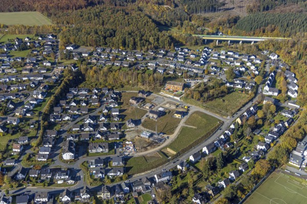 Aerial view, new development area Ziegelei II with children's garden in wooden construction in Meschede-Stadt in Meschede, Sauerland, North Rhine-Westphalia, Germany, motorway A46, bridge, DE, Europe, property tax, real estate, kindergarten, day care centre, day care centre, day nursery, aerial view, aerial photography, aerial photography, Meschede, Fulmecke viaduct, overview, bird's-eye view, residential complex, living and living, residential area, residential buildings, residential quality, residential quarter, housing estate, birds-eyes view, overview