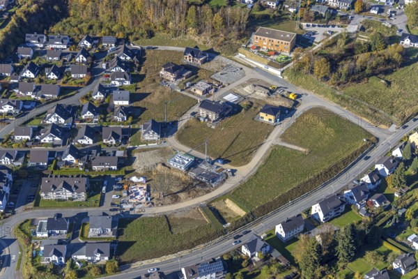 Aerial view, new development area Ziegelei II with children's garden in wooden construction in Meschede-Stadt in Meschede, Sauerland, North Rhine-Westphalia, Germany, DE, Europe, property tax, real estate, kindergarten, day-care centre, day-care centre, aerial photograph, aerial photography, aerial photography, Meschede, overview, bird's-eye view, residential area, living and life, residential area, residential buildings, residential quality, residential quarter, housing estate, birds-eyes view, overview