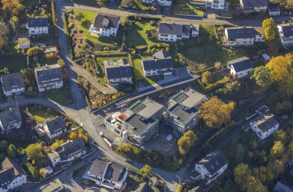 Aerial view, construction site and new residential building at Berghauser Weg corner Klausenweg in Meschede-Stadt in Meschede, Sauerland, North Rhine-Westphalia, Germany, construction work, construction area, building site, building plots, construction project, construction site, DE, Europe, property tax, real estate, aerial view, aerial photography, aerial photography, Meschede, new construction, overview, bird's-eye view, housing estate, residential area, residential buildings, residential quality, residential neighbourhood, housing estate, birds-eyes view, overview