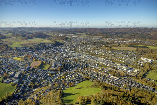 Aerial view, local view and Martinrea Honsel foundry in Meschede-Stadt in Meschede, Sauerland, North Rhine-Westphalia, Germany, DE, Europe, distant view, commercial enterprises, commercial area, commercial park, commercial location, commercial use, property tax, hilly landscape, real estate, industrial area, industrial building, industrial site, aerial view, aerial photography, aerial photography, Meschede, overview, bird's-eye view, residential area, residential area, residential buildings, residential quality, residential neighbourhood, housing estate, birds-eyes view, overview