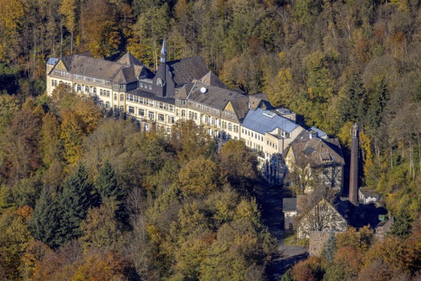 Aerial view, Veramed Klinik am Wendelstein KG Klinik für Onkologie im Ortsteil Löllinghausen in Meschede, Sauerland, North Rhine-Westphalia, Germany, DE, Europe, healthcare, hospital, clinic, clinic centre, hospital, aerial photograph, aerial photography, aerial photography, medical facility, medical aid, Meschede, redevelopment case, overview, Veramedklinik, bird's eye view, birds-eyes view, overview, medical care