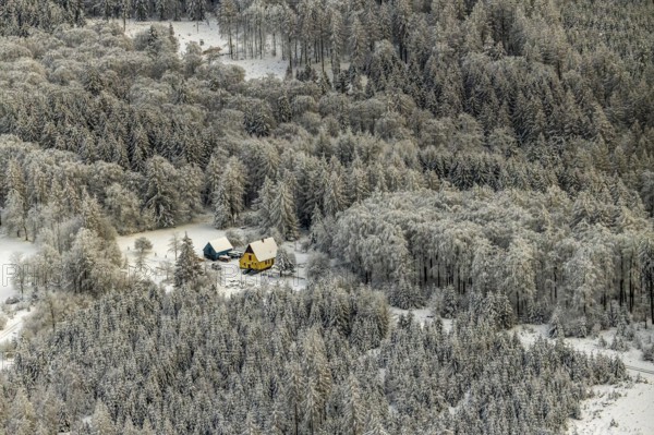 Aerial view of the Meschede forest near Enste with a country house in Meschede in winter with snow in the Sauerland in North Rhine-Westphalia, Germany, Meschede, Sauerland, North Rhine-Westphalia, DE, Europe, aerial photo, birds-eyes view, aerial photography, aerial photography, overview, bird's eye view