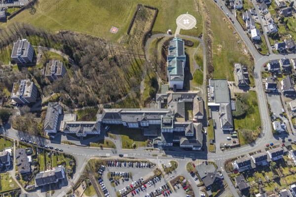 Aerial view, St. Walburga-Krankenhaus Meschede, Meschede-Stadt, Meschede, Sauerland, North Rhine-Westphalia, Germany, DE, Europe, healthcare, hospital, helipad, clinic, clinic centre, hospital, aerial photograph, aerial photography, aerial photography, medical facility, medical assistance, emergency service, Schederweg, overview, bird's-eye view, birds-eyes view, overview, medical care