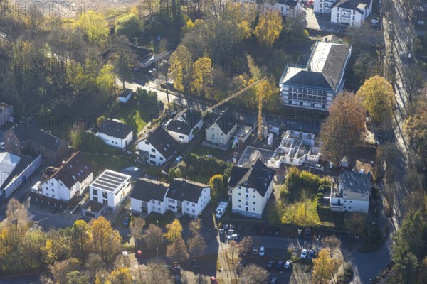 Aerial view, renovation at the district court Menden and housing estate with construction site Gisbert-Kranz-Straße in Menden, Sauerland, North Rhine-Westphalia, Germany, construction work, construction area, building site, building plots, construction project, construction site, DE, Europe, property tax, real estate, aerial view, aerial photography, aerial photography, Menden, renovation, refurbishment, overview, bird's eye view, housing estate, living and living, residential area, residential buildings, residential neighbourhood, housing estate, birds-eyes view, overview