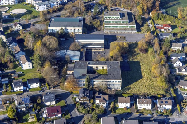 Aerial view, secondary school and sports hall Am Habicht in the district of Lendringsen in Menden, Sauerland, North Rhine-Westphalia, Germany, education, educational institution, DE, Europe, educational institute, aerial view, aerial photography, aerial photography, Menden, secondary school, school, overview, bird's eye view, birds-eyes view, overview
