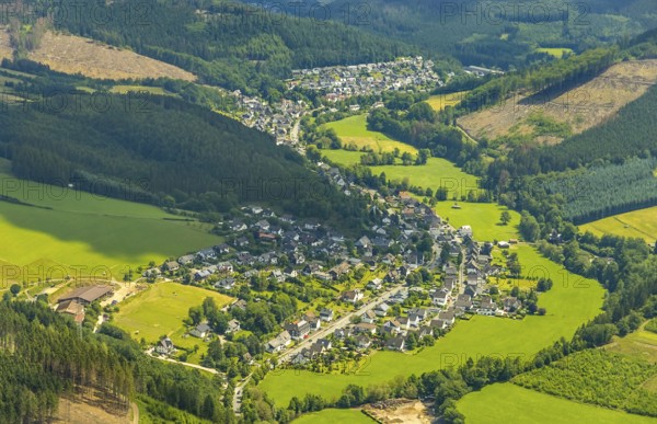 Aerial view, local view Kickenbach and Langenei, Altenhundem, Lennestadt, Sauerland, North Rhine-Westphalia, Germany, DEU, Europe, holiday homes, property tax, Heinemanns Hof, real estate, aerial view, aerial photography, aerial photography, horse pastures, overview, bird's-eye view, living and life, residential area, residential buildings, quality of life, birds-eyes view, overview