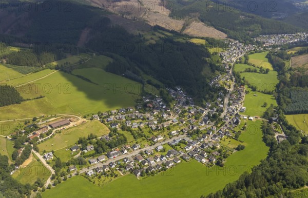 Aerial view, local view Kickenbach and Langenei, Altenhundem, Lennestadt, Sauerland, North Rhine-Westphalia, Germany, DEU, Europe, holiday homes, property tax, Heinemanns Hof, real estate, aerial view, aerial photography, aerial photography, horse pastures, overview, bird's-eye view, living and life, residential area, residential buildings, quality of life, birds-eyes view, overview