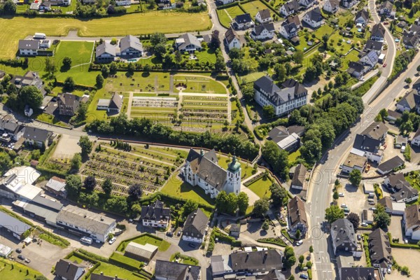 Aerial view, catholic church St. Jakobus der Ältere, Elspe, Lennestadt, Sauerland, North Rhine-Westphalia, Germany, place of worship, burial place, DEU, Europe, cemetery, memorial site, religious community, place of worship, church, church community, denomination, aerial photograph, aerial photography, aerial photography, religion, religious site, resting place, overview, bird's eye view, birds-eyes view, overview