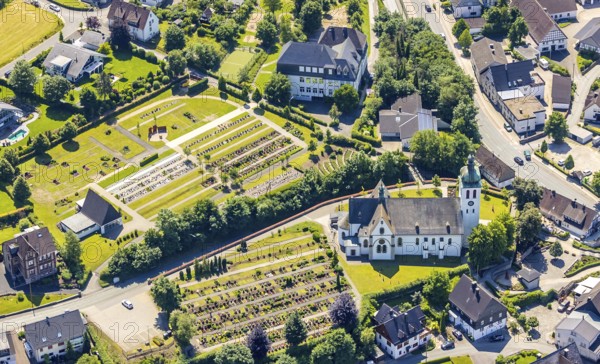 Aerial view, catholic church St. Jakobus der Ältere, Elspe, Lennestadt, Sauerland, North Rhine-Westphalia, Germany, place of worship, burial place, DEU, Europe, cemetery, memorial site, religious community, place of worship, church, church community, denomination, aerial photograph, aerial photography, aerial photography, religion, religious site, resting place, overview, bird's eye view, birds-eyes view, overview