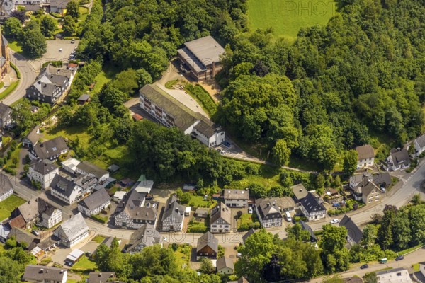 Aerial view, primary school Am Kreuzberg, Kirchhundem, Sauerland, North Rhine-Westphalia, Germany, education, educational institution, DEU, Europe, half-timbered houses, primary school, property tax, real estate, educational institute, aerial photograph, aerial photography, aerial photography, school, overview, bird's-eye view, living and life, residential area, residential buildings, quality of life, birds-eyes view, overview