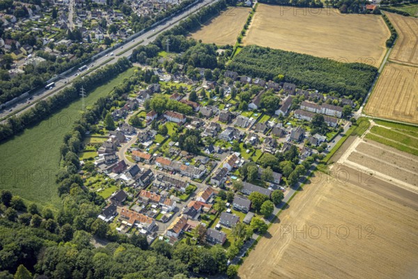 Aerial view, housing estate Kupferberg at the motorway A2 in the district Kolonie Tannenberg, Kamen, Ruhr area, North Rhine-Westphalia, Germany, DE, Europe, property tax, real estate, Kupferberg estate, aerial view, aerial photography, aerial photography, overview, bird's-eye view, housing estate, living and living, residential area, residential buildings, quality of living, residential area, housing estate, birds-eyes view, overview