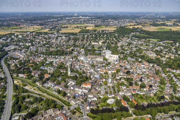 Aerial view, city centre with Alter Markt and catholic parish church Zur Heiligen Familie and evang. Pauluskirche, Sesekepark between Maibrücke and Hochstraße with river Seseke in Kamen, Ruhr area, North Rhine-Westphalia, Germany, place of worship, federal road B233, City, DE, Europe, religious community, place of worship, holy place, city centre, Kamen, church, parish, denomination, aerial view, aerial photography, aerial photography, market place, town view, park, religion, religious site, townscape, urban area, city centre, overview, bird's-eye view, overview