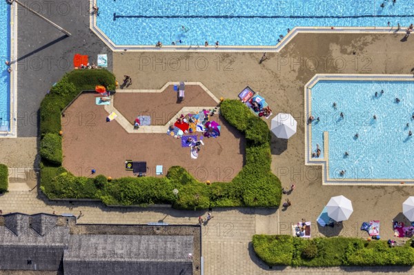Aerial view, GSW Freibad Kamen-Mitte, Kamen, Ruhr area, North Rhine-Westphalia, Germany, bathing establishment, bathing resort, DE, Europe, shapes and colours, outdoor pool, leisure activities, aerial view, aerial photography, aerial photography, swimming pool, swimming pleasure, overview, bird's-eye view, water fun, birds-eyes view, overview