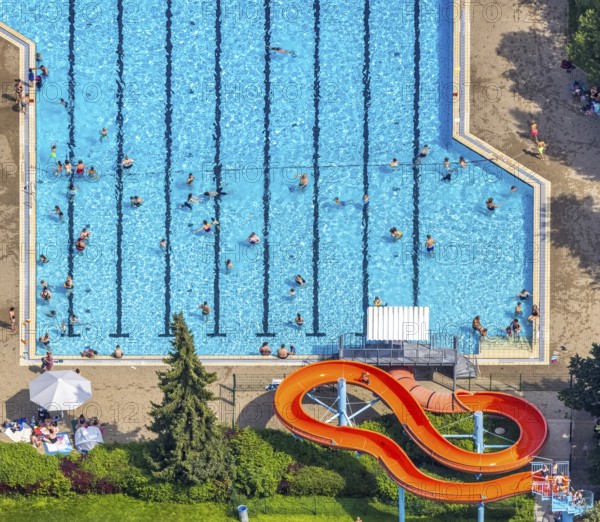 Aerial view, GSW Freibad Kamen-Mitte, Kamen, Ruhr area, North Rhine-Westphalia, Germany, bathing establishment, bathing resort, DE, Europe, shapes and colours, outdoor pool, leisure activities, aerial view, aerial photography, aerial photography, swimming pool, swimming pleasure, overview, bird's eye view, water slide, water fun, birds-eyes view, overview, red slide, red water slide