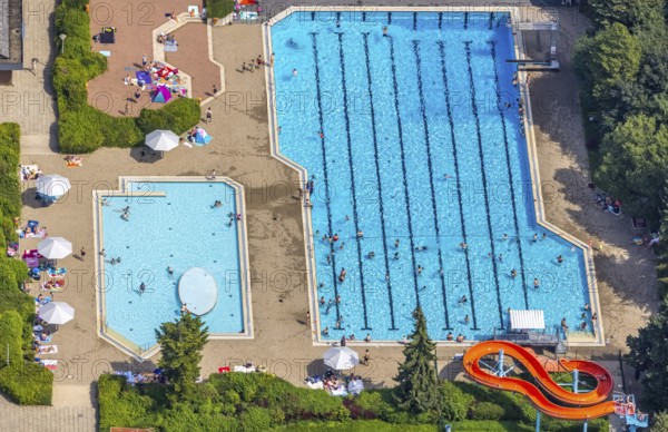Aerial view, GSW Freibad Kamen-Mitte, Kamen, Ruhr area, North Rhine-Westphalia, Germany, bathing establishment, bathing resort, DE, Europe, shapes and colours, outdoor pool, leisure activities, aerial view, aerial photography, aerial photography, swimming pool, swimming pleasure, overview, bird's eye view, water slide, water fun, birds-eyes view, overview, red slide, red water slide